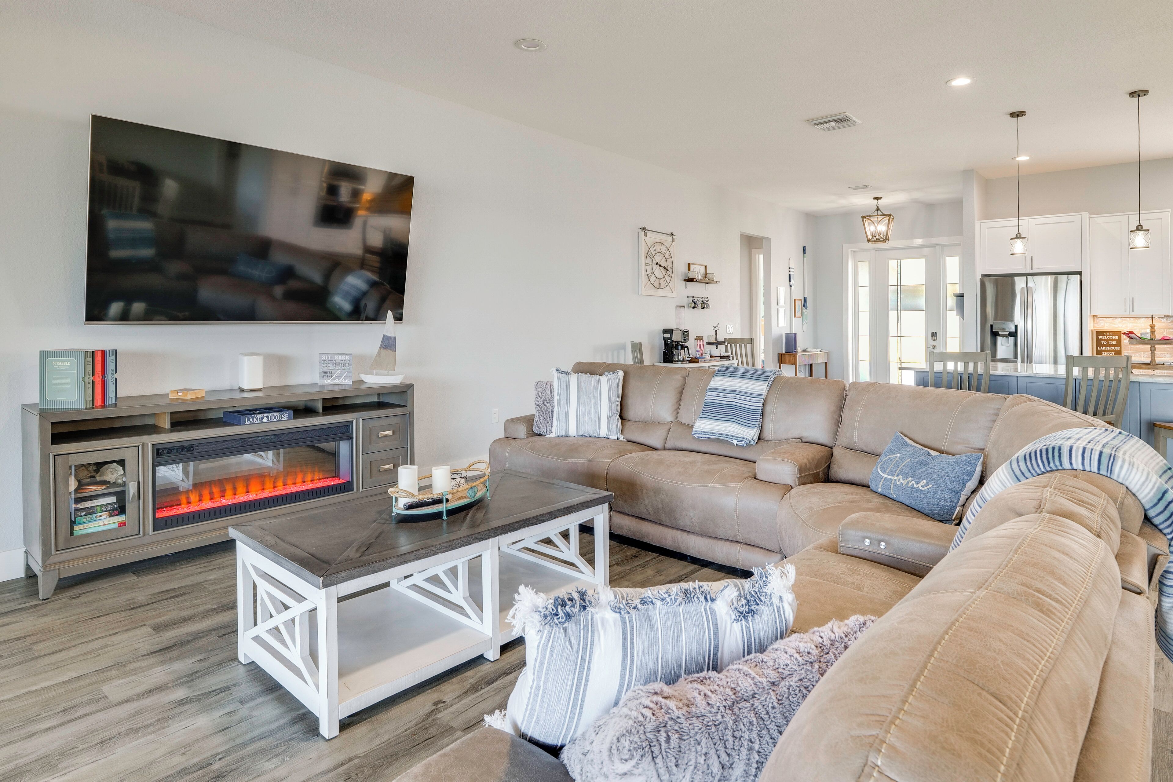 Télévision, cheminée, table de tennis de table