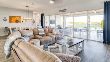 Télévision, cheminée, table de tennis de table