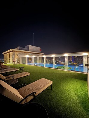 Outdoor pool - GSR-Empire Tower (Pattaya)