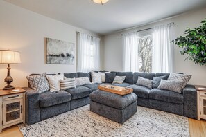 Télévision, cheminée, baby-foot, livres