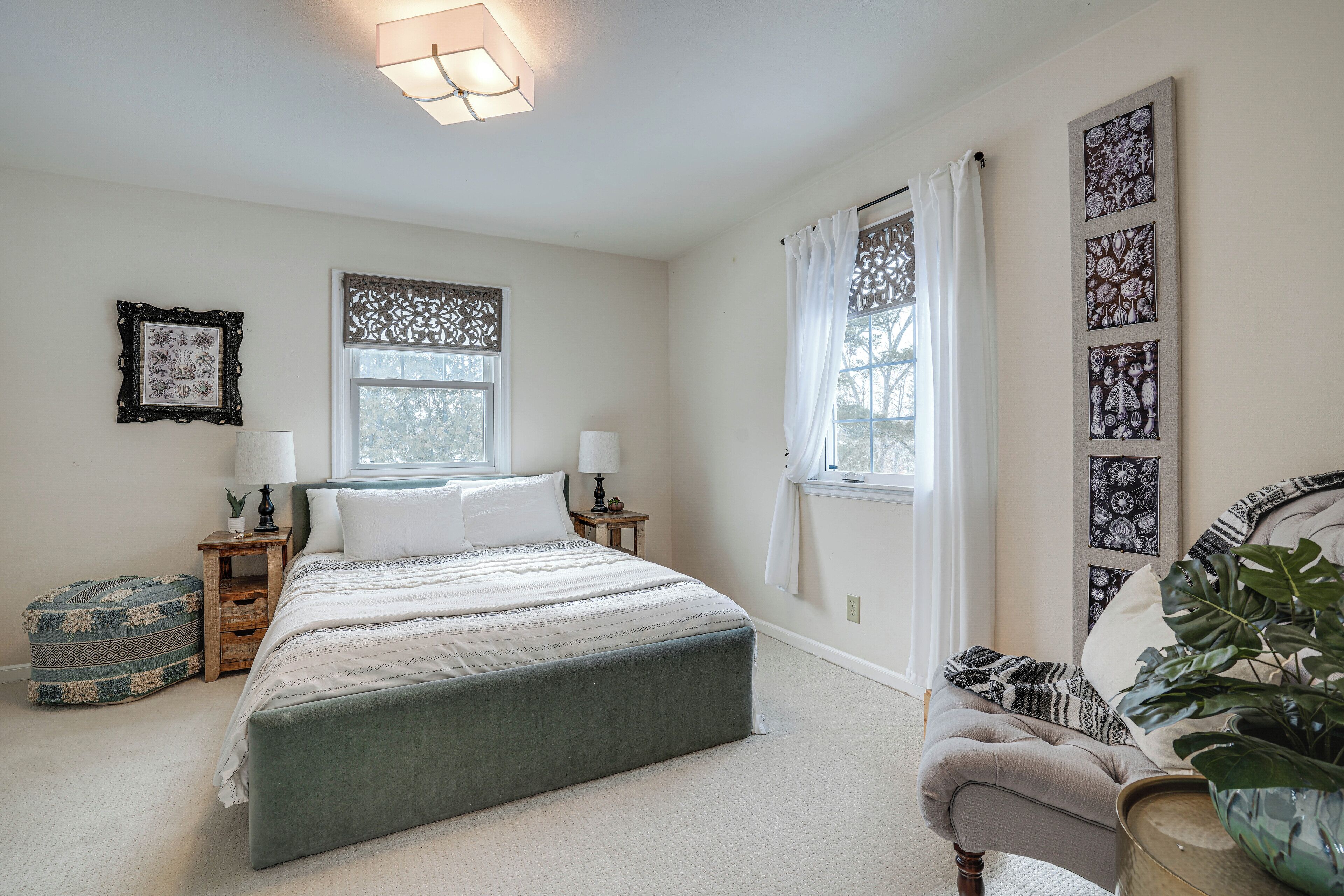 4 bedrooms, desk, internet, bed sheets