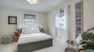 4 bedrooms, desk, internet, bed sheets