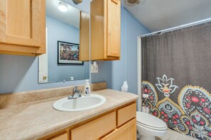 Bathroom - Fire Pit & Deck: Pet-Friendly Luthersville Home! (Luthersville)