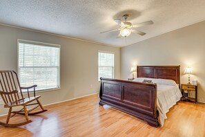 Room - Fire Pit & Deck: Pet-Friendly Luthersville Home! (Luthersville)