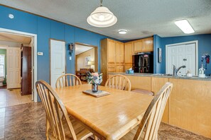 Dining - Fire Pit & Deck: Pet-Friendly Luthersville Home! (Luthersville)