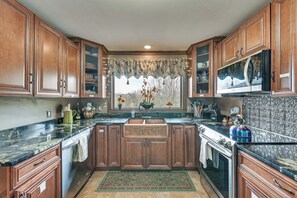 Fridge, microwave, stovetop, dishwasher - Beautiful & Unique Farmhouse 15 Mi to Saratoga (Fort Edward)