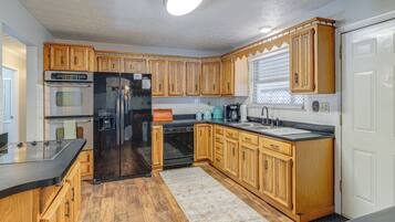 Réfrigérateur, micro-ondes, plaque de cuisson, lave-vaisselle