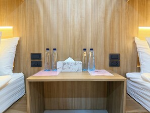 Tabla de planchar con plancha, wifi gratis y ropa de cama 