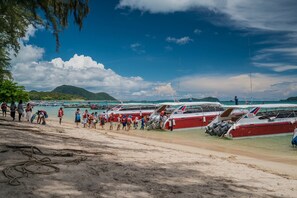 Beach nearby - Love Rawai Hotel (Tambon Rawai)