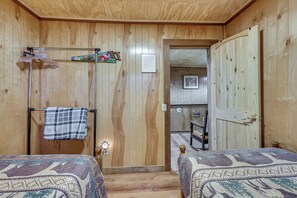 Internet, bed sheets - Gazebo, Fire Pit! Woodsy Cabin By Black Rock Mtn (Clayton)