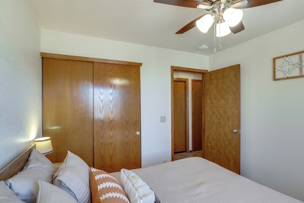 Schreibtisch, Internetzugang, Bettwäsche