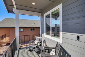 Property grounds - Brand-New Show Low Home w/ Grill, Deck & Ping-Pong (Show Low)
