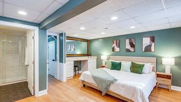 4 bedrooms, desk, Internet, bed sheets