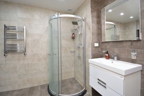 Dusj, hårføner, håndklær og såpe