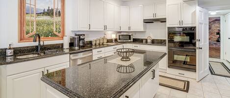 Réfrigérateur, micro-ondes, plaque de cuisson, lave-vaisselle