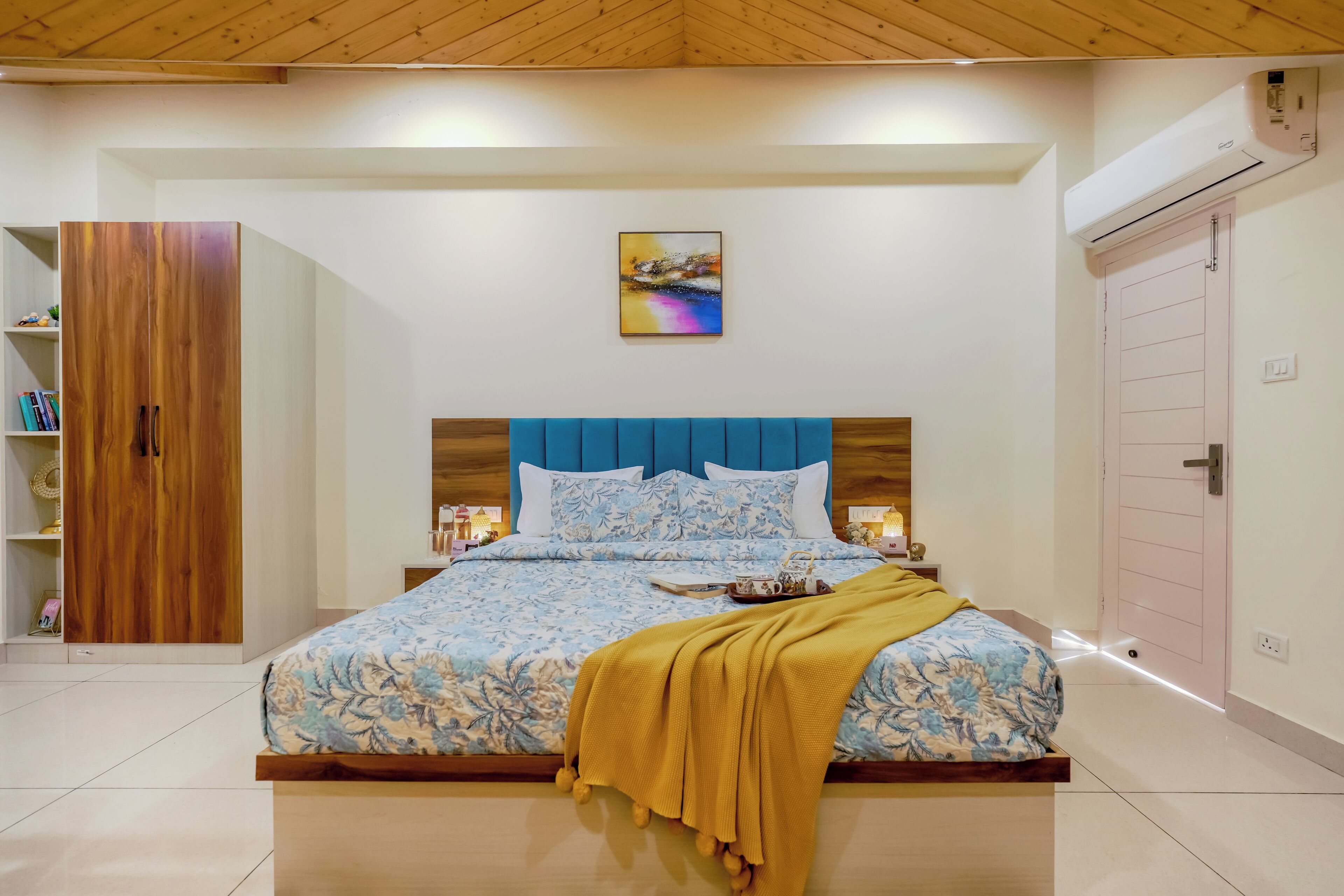 Apartemen, balkon, pemandangan bukit | Setrika/meja setrika dan Wi-Fi gratis