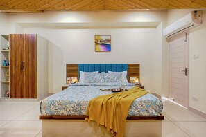 Apartemen, balkon, pemandangan bukit | Setrika/meja setrika dan Wi-Fi gratis