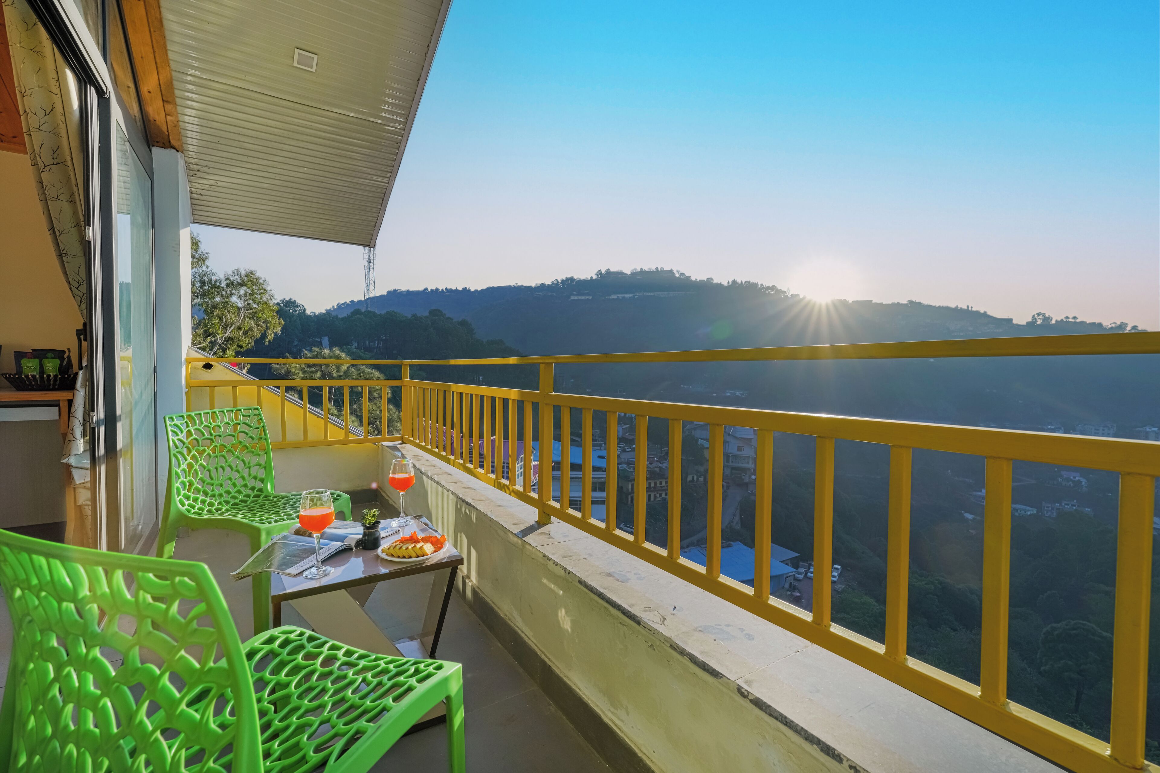 Apartemen, balkon, pemandangan bukit | Tempat makan outdoor