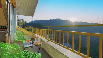 Apartemen, balkon, pemandangan bukit | Tempat makan outdoor