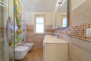 Suihku, hiustenkuivaaja, bidee, saippua