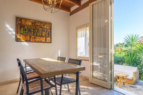 Villa 200m from the beach and all services with garden and terrace