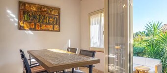 Villa 200m from the beach and all services with garden and terrace