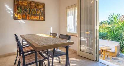 Villa 200m from the beach and all services with garden and terrace