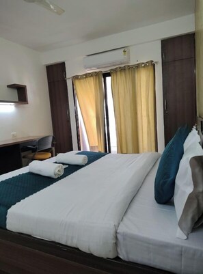 Meja, ruang kerja komputer riba, seterika/papan seterika, Wi-fi percuma 