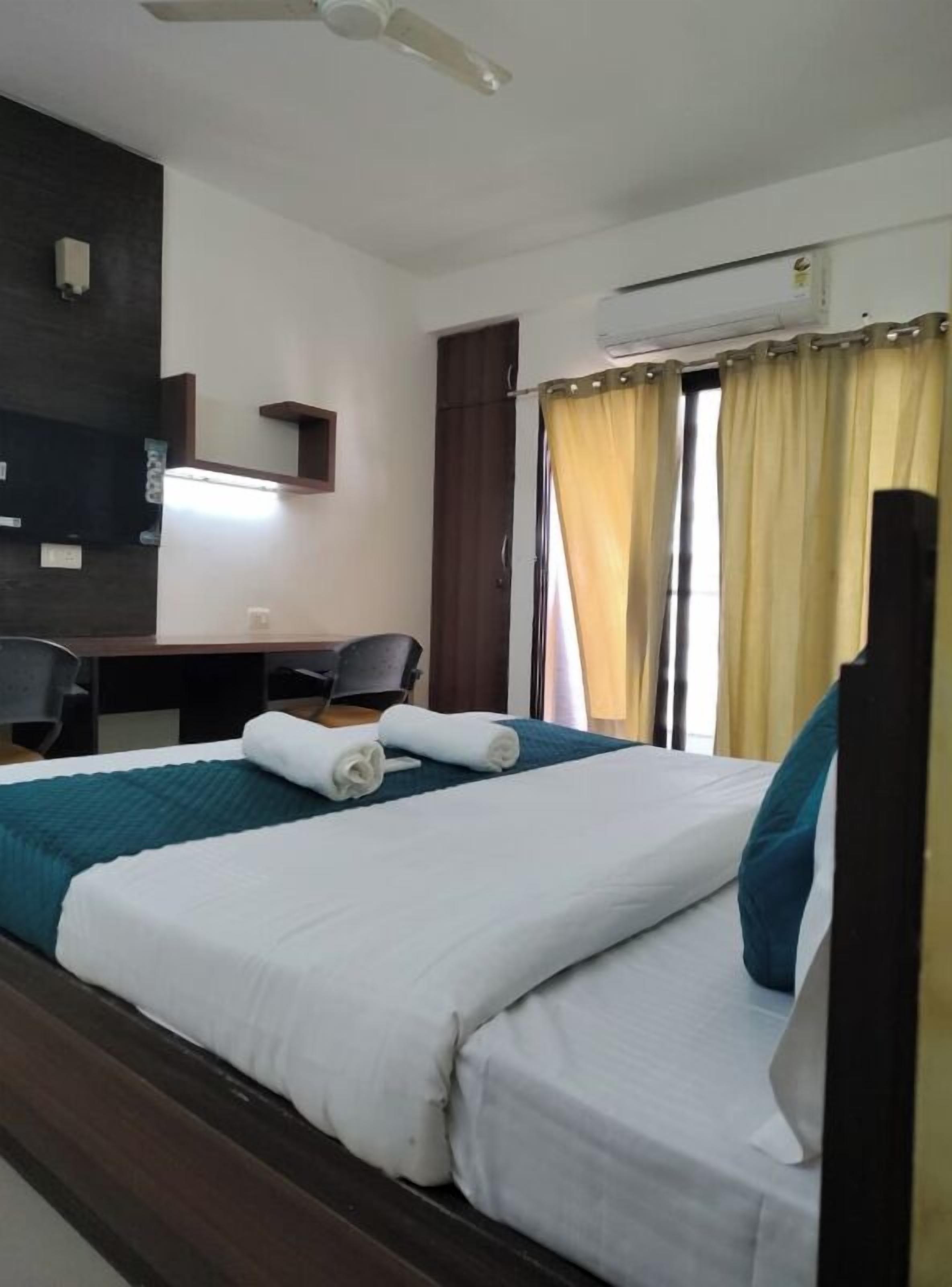 Desk, laptop workspace, iron/ironing board, free WiFi