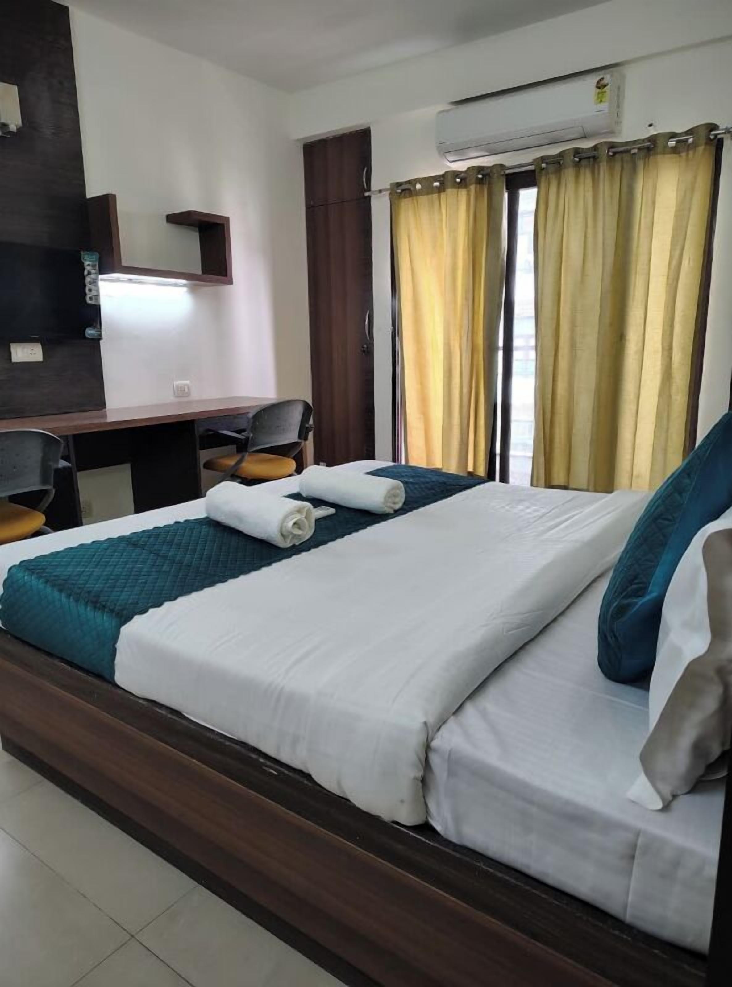 Deluxe Double Room | Meja, ruang kerja komputer riba, seterika/papan seterika, Wi-fi percuma 