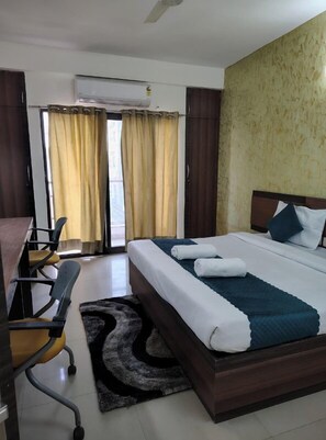 Una scrivania, postazione laptop, ferro/asse da stiro, Wi-Fi gratuito