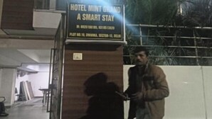 Een bordje voor Hotel Mint Grand, dat aangeeft dat het een slim verblijf is, met telefoonnummers en informatie over de locatie.