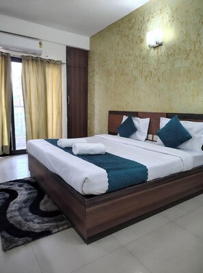 Desk, laptop workspace, iron/ironing board, free WiFi - Hotel Mint Grand A Smart Stay (New Delhi)