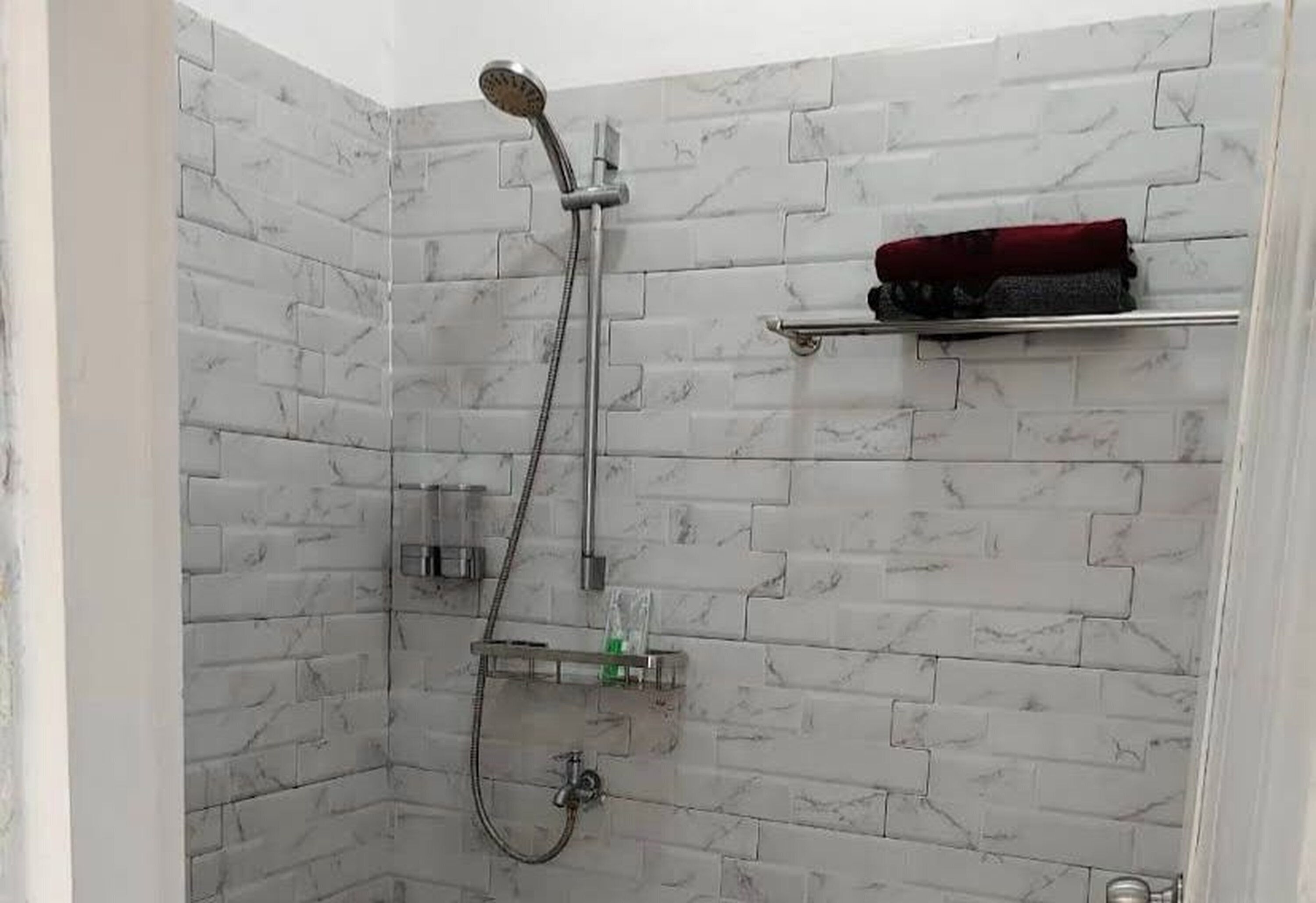 Habitación Deluxe doble | Baño | Ducha y toallas