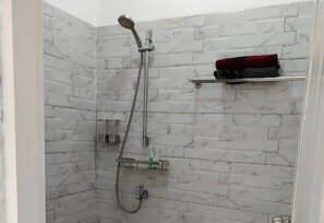 Habitación Deluxe doble | Baño | Ducha y toallas