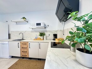 Réfrigérateur, four à micro-ondes, surface de cuisson, lave-vaisselle