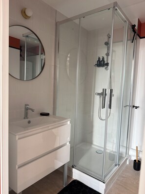 Shower, hair dryer, towels, soap - Vrbo Property (Le Conquet)