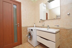 Dusj, hårføner, håndklær og såpe