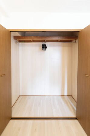 Interior - OPEN Sale! Walking distance from Umeda area / Modern Japanese/Western style rooms with Japanese-style tatami mats and garden view / Free bicycle rental (大阪市)