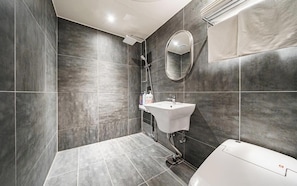 Business Double LG Styler Room | 욕실 | 헤어드라이어, 타월, 비누, 샴푸