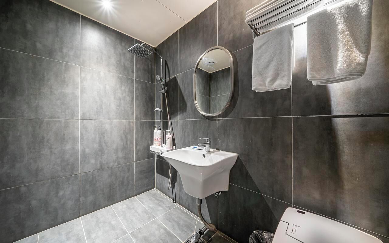 Deluxe Twin Room | Bathroom | Hair dryer, towels, soap, shampoo