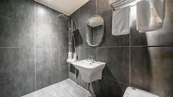 Deluxe Twin Room | Bathroom | Hair dryer, towels, soap, shampoo