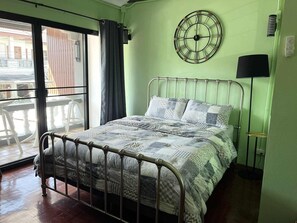 Tabla de planchar con plancha, wifi y ropa de cama 