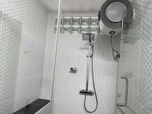 Regadera, secadora de cabello, toallas, jabón 