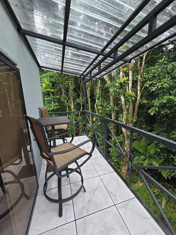 Outdoor dining - SeStudio Lodge in Nuevo Arenal with Jungle Views (Nuevo Arenal)