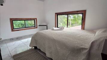 Strykejern/-brett, internettilgang og sengetøy