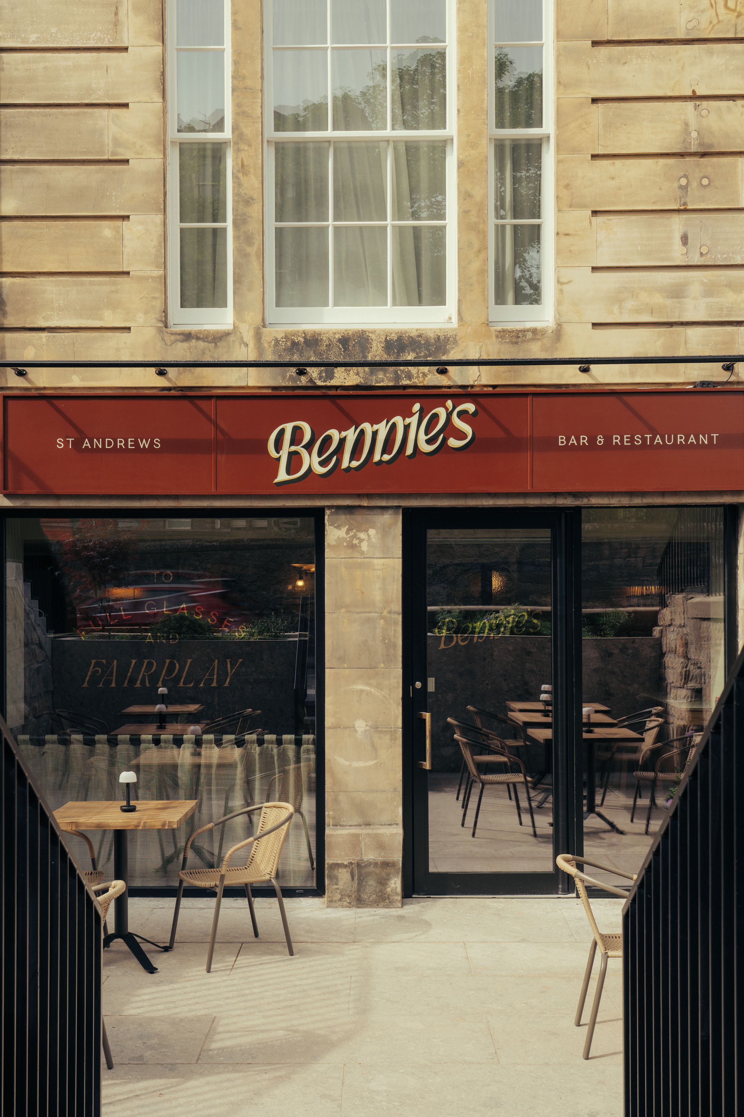 Un edificio con una fachada que muestra el rótulo 'Bennie's BAR & RESTAURANT' y un cartel que dice 'ST ANDREWS' sobre la entrada.