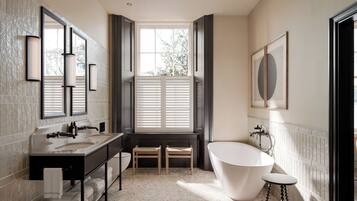 Luxury-Suite | Badezimmer | Dusche, Hausschuhe, Handtücher, Seife