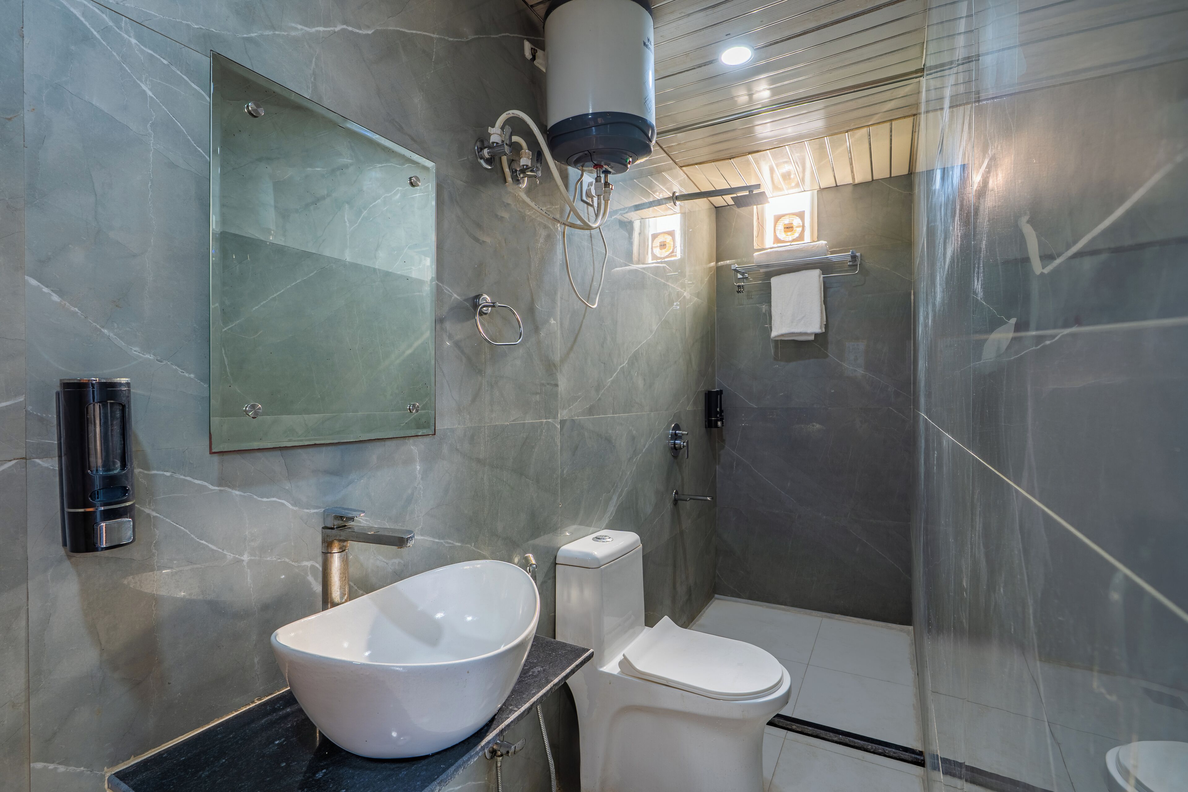 Quarto casal premium, vista para a montanha | Banheiro | Chuveiro, toalhas de banho, shampoo, papel higiênico