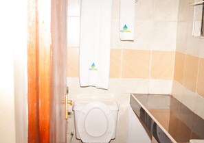 Deluxe eenpersoonskamer, uitzicht op tuin | Badkamer | Een douche, pantoffels, handdoeken, zeep